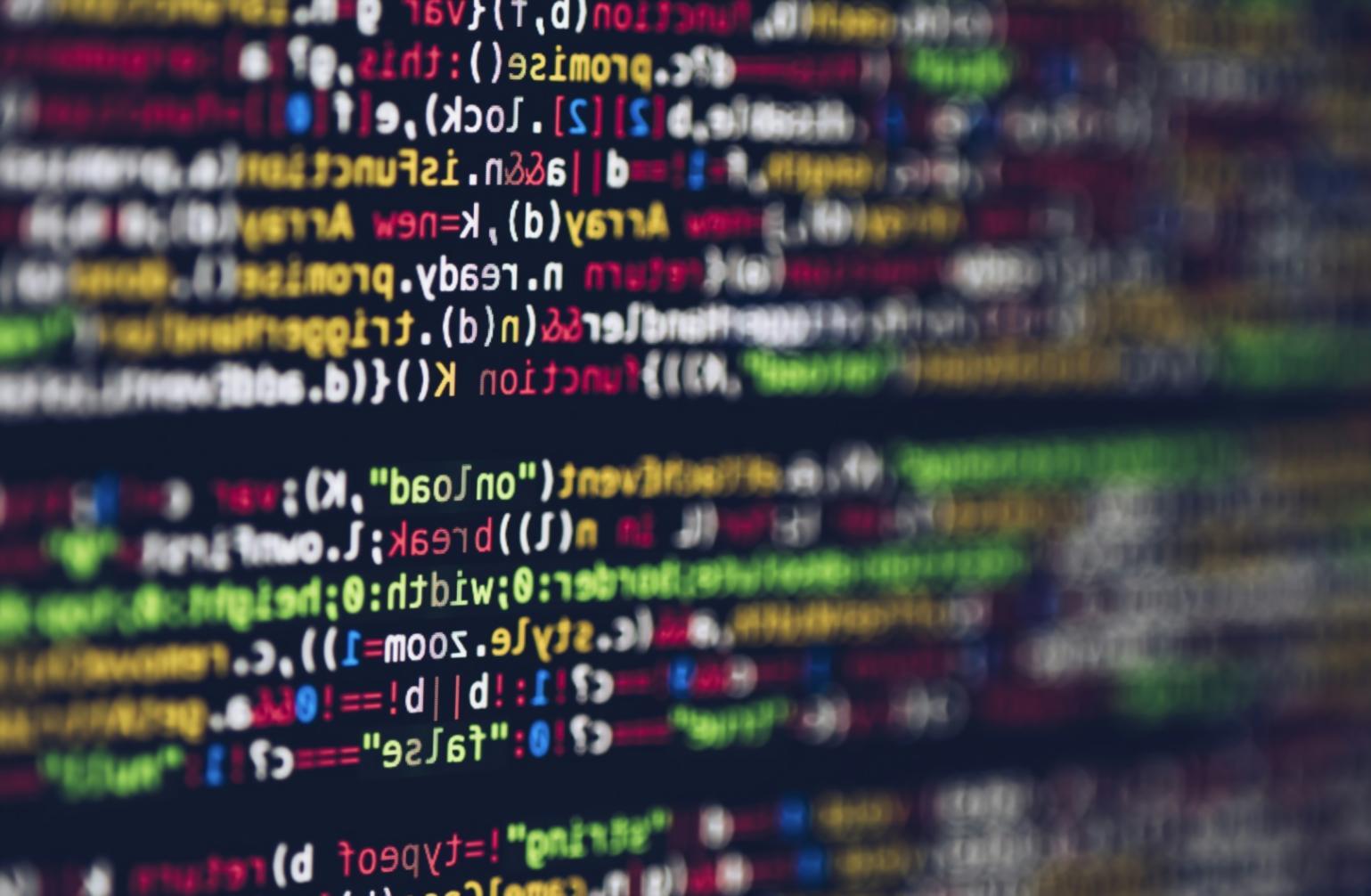 Moderne KI-Arbeitsplätze in einem deutschen Technologieunternehmen