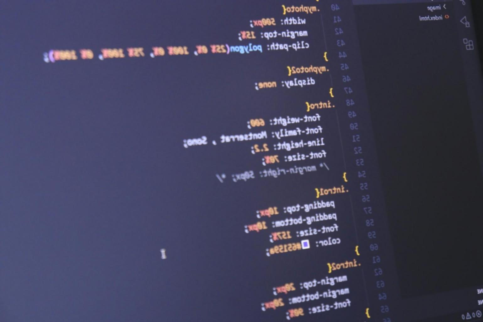 KI-Implementierung in deutschen Unternehmen - Teamarbeit und Technologie